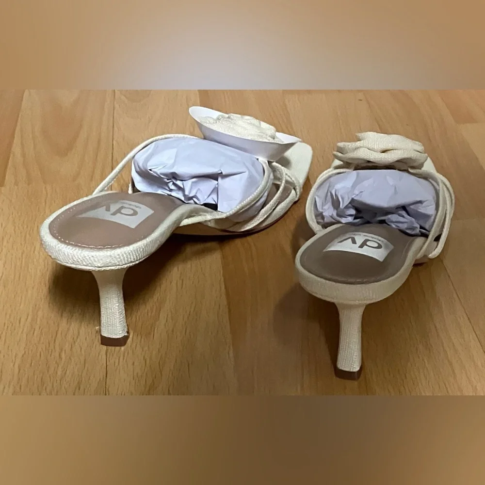 Dolce Vita Cream (Yellow Tint) Rosette Heeled Slip On Sandals - Size 8.5